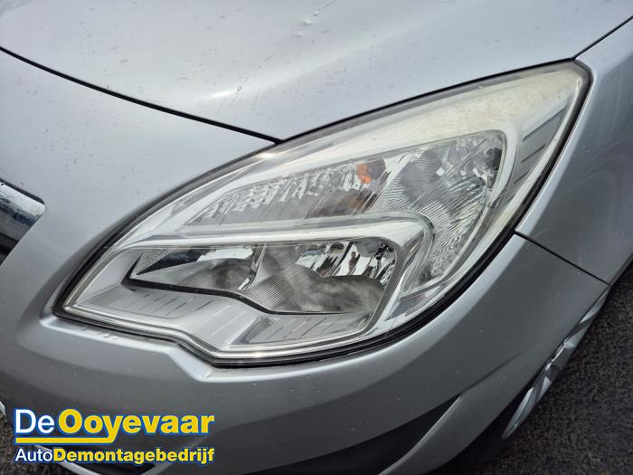 Używane Reflektor lewy Opel Meriva (B) 1.4 Turbo 16V ecoFLEX Cena € 69,99 Procedura marży oferowane przez Autodemontagebedrijf De Ooyevaar