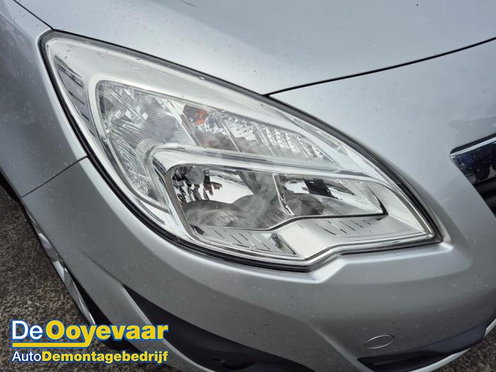 Używane Reflektor prawy Opel Meriva (B) 1.4 Turbo 16V ecoFLEX Cena € 69,99 Procedura marży oferowane przez Autodemontagebedrijf De Ooyevaar