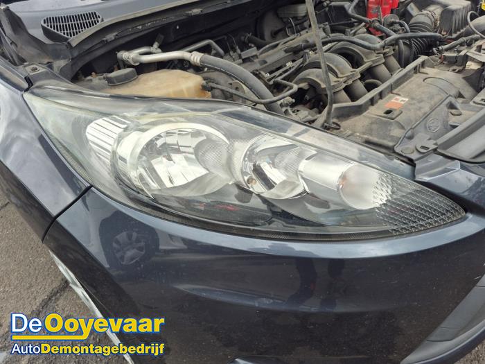 Używane Reflektor prawy Ford Fiesta 6 (JA8) 1.25 16V Cena € 69,99 Procedura marży oferowane przez Autodemontagebedrijf De Ooyevaar