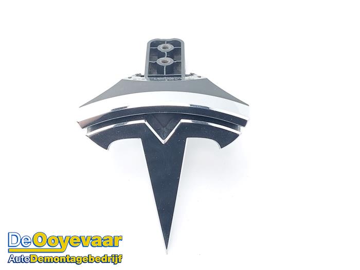 Używane Emblemat Tesla Model X P100D Cena € 39,99 Procedura marży oferowane przez Autodemontagebedrijf De Ooyevaar
