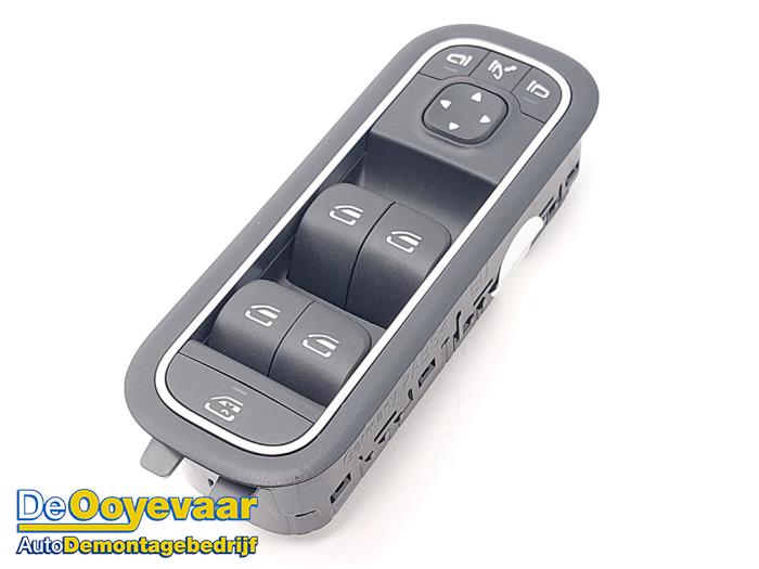 Interruptor combinado de ventanillas de un Mercedes-Benz CLA (118.3) 1.3 CLA-180 Turbo 16V 2020