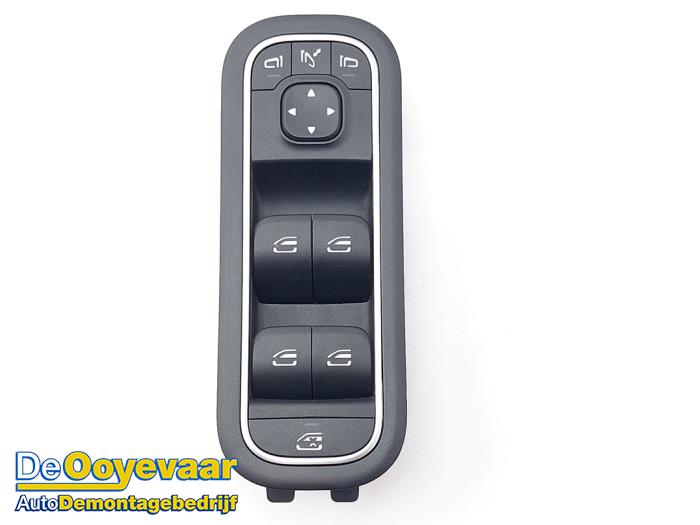 Używane Przelacznik combi okienny Mercedes CLA (118.3) 1.3 CLA-180 Turbo 16V Cena € 19,99 Procedura marży oferowane przez Autodemontagebedrijf De Ooyevaar