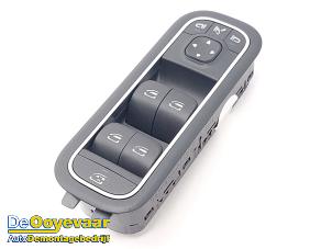 Interruptor combinado de ventanillas de un Mercedes-Benz CLA (118.3) 1.3 CLA-180 Turbo 16V 2020