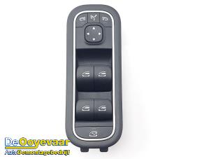 Interruptor combinado de ventanillas de un Mercedes-Benz CLA (118.3) 1.3 CLA-180 Turbo 16V 2020
