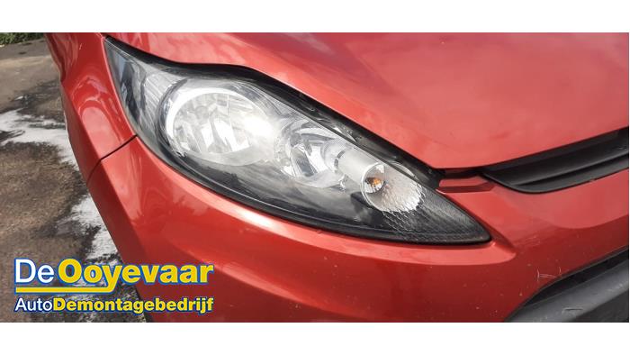 Używane Reflektor prawy Ford Fiesta 6 (JA8) 1.6 TDCi 16V Cena € 84,99 Procedura marży oferowane przez Autodemontagebedrijf De Ooyevaar