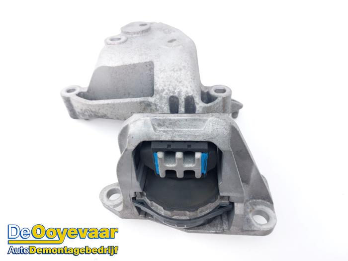 Used Engine mount Nissan Qashqai (J12) 1.3 DIG-T MHEV 16V Price € 39,99 Margin scheme offered by Autodemontagebedrijf De Ooyevaar