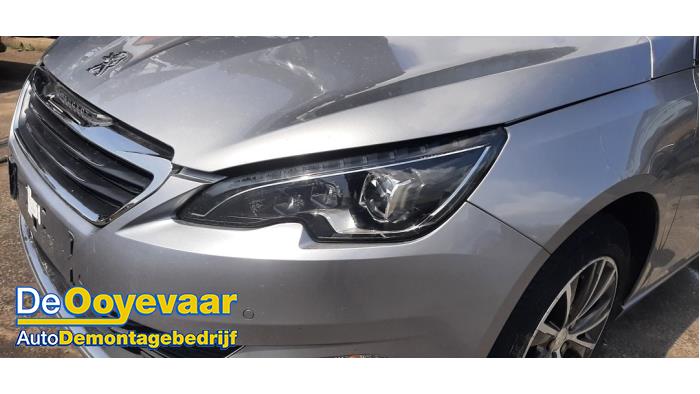 Używane Reflektor lewy Peugeot 308 (L3/L8/LB/LH/LP) 1.2 12V e-THP PureTech 130 Cena € 599,99 Procedura marży oferowane przez Autodemontagebedrijf De Ooyevaar