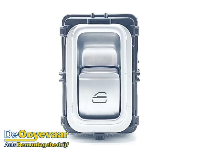Usados Interruptor de ventanilla eléctrica Omoda E5 61 kWh Precio € 24,99 Norma de margen ofrecido por Autodemontagebedrijf De Ooyevaar
