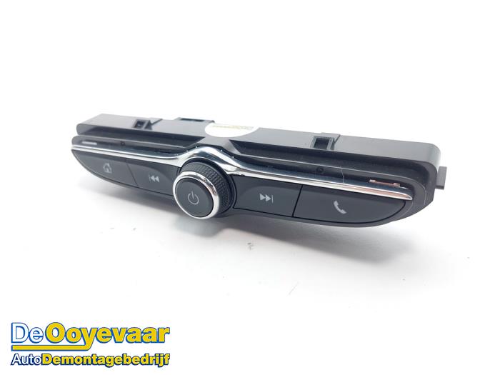 Używane Panel obslugi radia Opel Astra K Sports Tourer 1.2 Turbo 12V Cena € 19,99 Procedura marży oferowane przez Autodemontagebedrijf De Ooyevaar