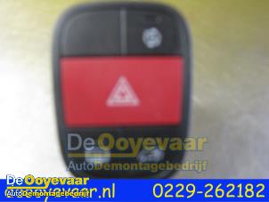 Usagé Commutateur éclairage d'urgence Peugeot Bipper (AA) 1.3 HDI Prix € 9,00 Règlement à la marge proposé par Autodemontagebedrijf De Ooyevaar