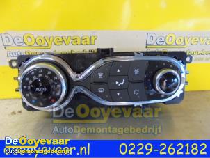 Used Climatronic panel Renault Captur (2R) 1.2 TCE 16V EDC Price € 54,99 Margin scheme offered by Autodemontagebedrijf De Ooyevaar