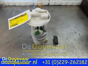 Used Petrol pump Renault Twingo II (CN) 1.2 Price € 29,99 Margin scheme offered by Autodemontagebedrijf De Ooyevaar