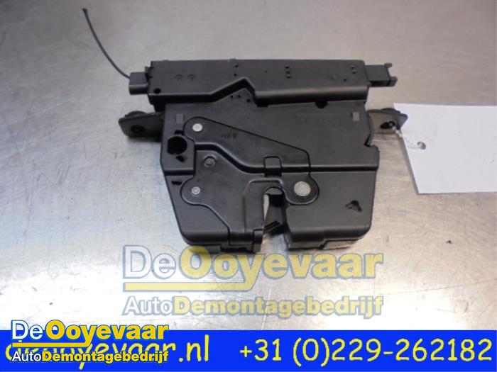 Tailgate lock mechanism from a BMW 6 serie Gran Coupe (F06) 640d 24V 2012