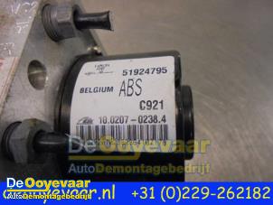 ABS Pumpe van een Opel Combo 1.3 CDTI 16V ecoFlex 2014