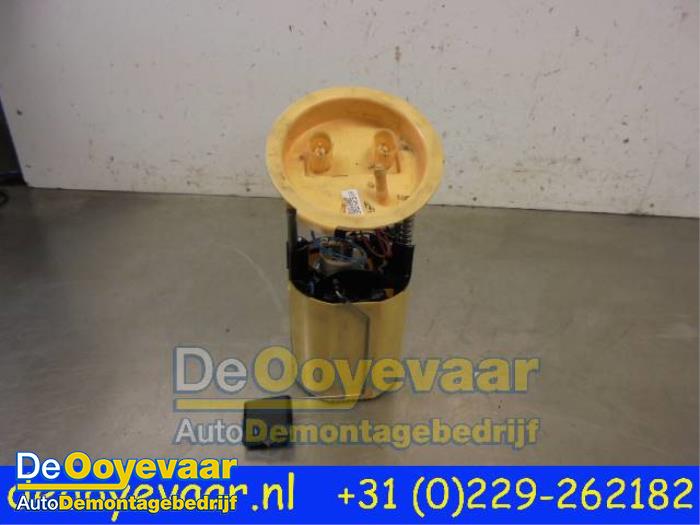 Booster pump from a BMW 3 serie (E90) 320d 16V 2005