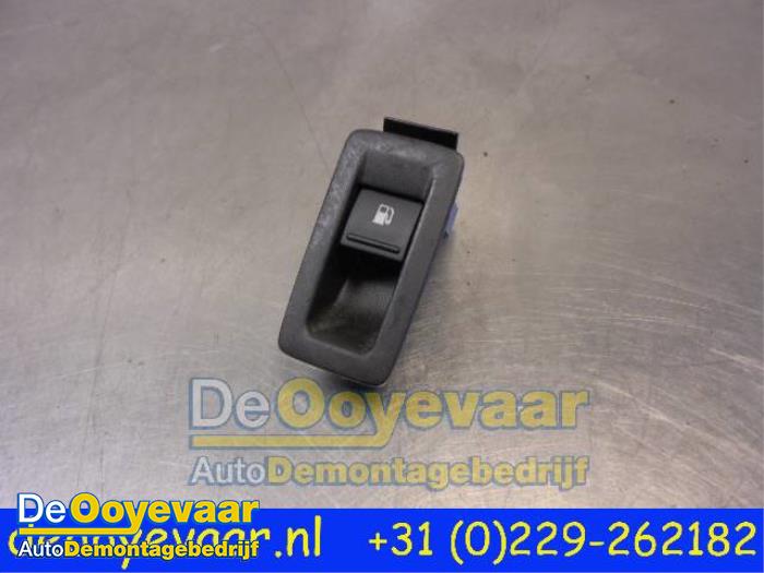 Tank cap cover switch from a Volkswagen Touran (1T3) 2.0 TDI 16V 140 2013