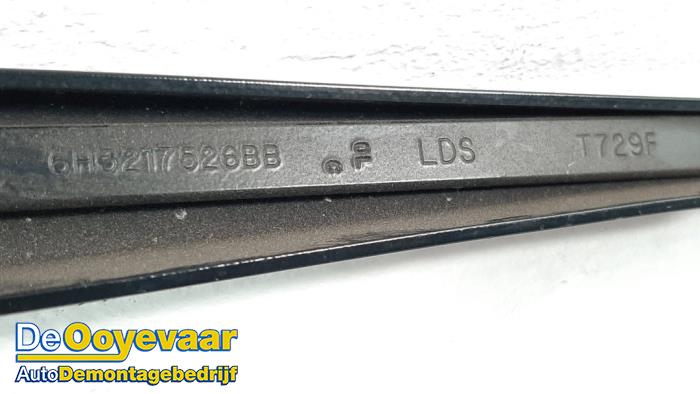 Front wiper arm from a Land Rover Range Rover Sport (LS) 3.0 S TDV6 2011