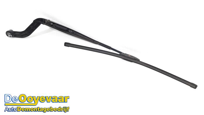 Front wiper arm from a Land Rover Range Rover Sport (LS) 3.0 S TDV6 2011