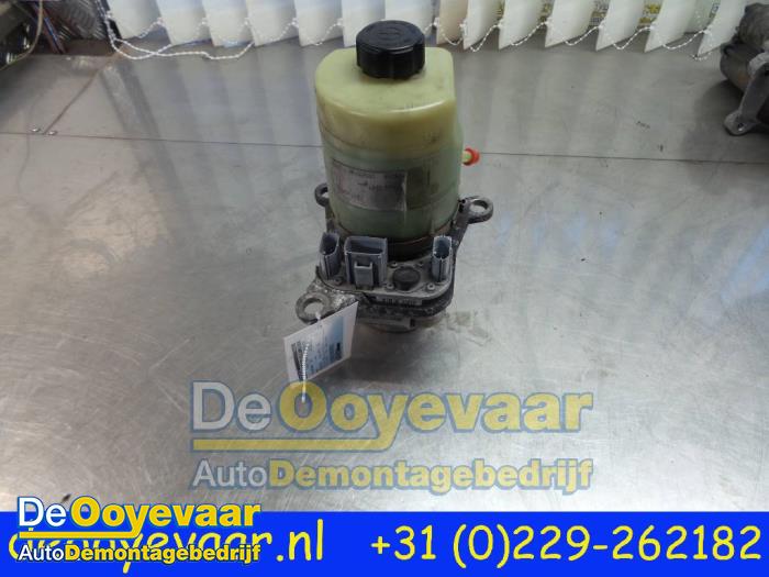 Power steering pump from a Ford Focus 2 Wagon 1.6 TDCi 16V 100 2008
