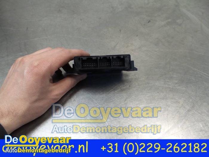 Używane Modul hamulca postojowego Ford Focus 3 Wagon 1.0 Ti-VCT EcoBoost 12V 100 Cena € 15,00 Procedura marży oferowane przez Autodemontagebedrijf De Ooyevaar