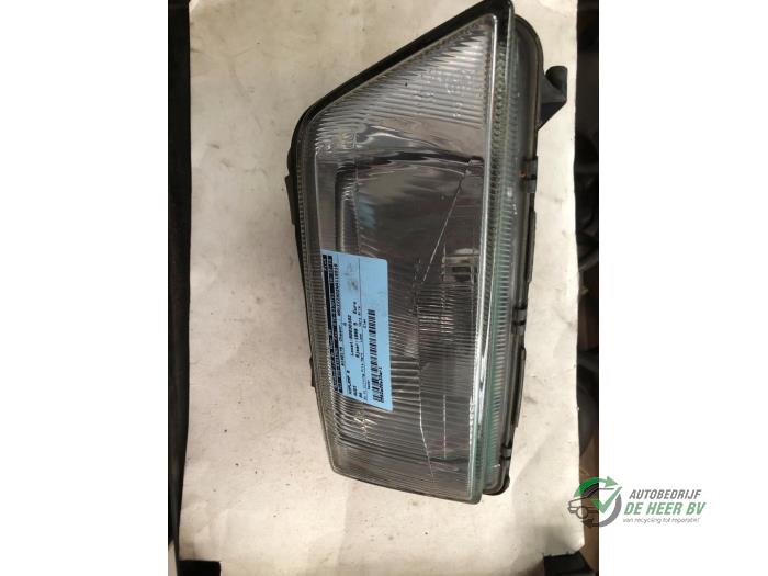 Headlight, right from a Audi A4 (B5) 1.6 1998
