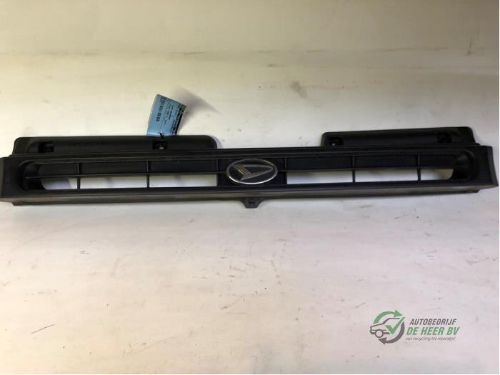 Używane Grill Daihatsu Charade (G200/201/202/203/204) 1.3i TX/CX 16V Cena € 15,00 Procedura marży oferowane przez Autobedrijf de Heer B.V.