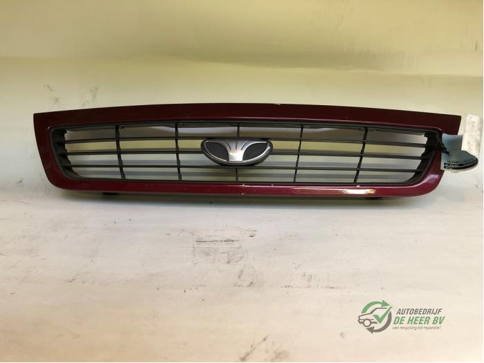 Używane Grill Daewoo Nexia 1.5 GL 8V Cena € 20,00 Procedura marży oferowane przez Autobedrijf de Heer B.V.