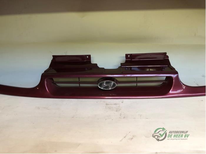 Używane Grill Hyundai Lantra/Elantra II 1.8i GT 16V Cena € 20,00 Procedura marży oferowane przez Autobedrijf de Heer B.V.
