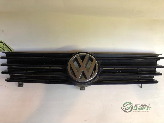 Grille from a Volkswagen Polo III (6N2) 1.4 TDI 2001