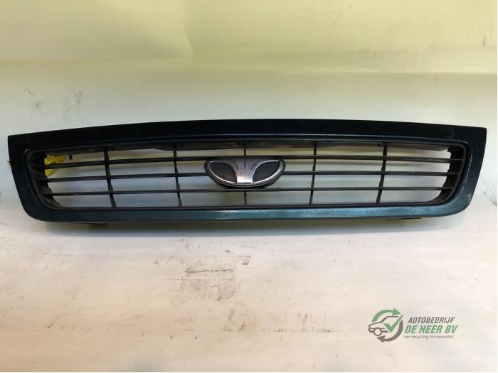 Używane Grill Daewoo Nexia 1.5 GL 8V Cena € 20,00 Procedura marży oferowane przez Autobedrijf de Heer B.V.