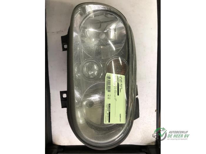 Używane Reflektor prawy Volkswagen Golf IV Variant (1J5) 1.9 TDI 100 Cena € 50,00 Procedura marży oferowane przez Autobedrijf de Heer B.V.