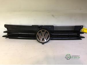 Usados Rejilla Volkswagen Golf IV (1J1) 1.6 Precio € 35,00 Norma de margen ofrecido por Autobedrijf de Heer B.V.