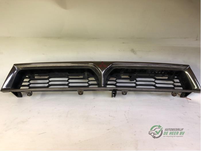 Używane Grill Mitsubishi Galant (EA/EC) 2.0 16V Cena € 25,00 Procedura marży oferowane przez Autobedrijf de Heer B.V.