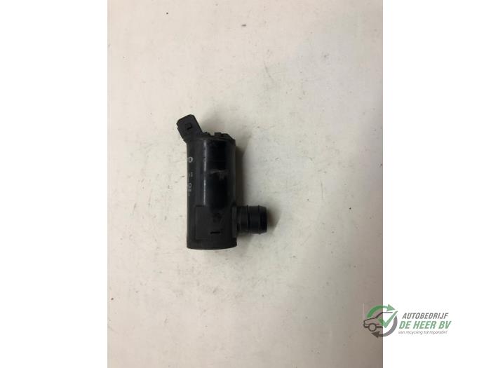 Windscreen washer pump from a Volvo S40 (VS) 2.0 16V 1997