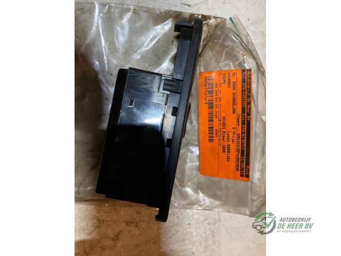 Electric window switch from a Hyundai Coupe 2.0i 16V 1996