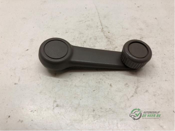 Usados Manivela de ventanilla Mazda 626 (GE14/74/84) 1.8i LX,GLX 16V Precio € 10,00 Norma de margen ofrecido por Autobedrijf de Heer B.V.