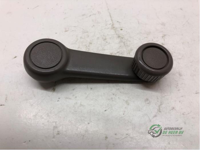 Usados Manivela de ventanilla Mazda 626 (GE14/74/84) 1.8i LX,GLX 16V Precio € 10,00 Norma de margen ofrecido por Autobedrijf de Heer B.V.