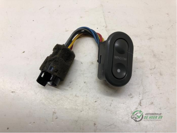 Usados Interruptor de ventanilla eléctrica Daewoo Espero 1.8 CD Precio € 10,00 Norma de margen ofrecido por Autobedrijf de Heer B.V.