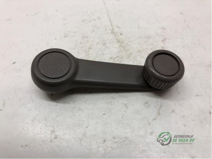 Usados Manivela de ventanilla Mazda 626 (GE14/74/84) 1.8i LX,GLX 16V Precio € 10,00 Norma de margen ofrecido por Autobedrijf de Heer B.V.