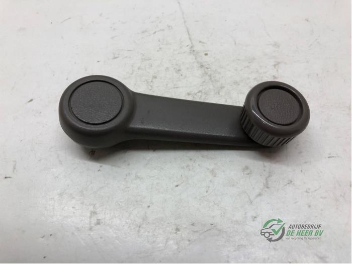 Usados Manivela de ventanilla Mazda 626 (GE14/74/84) 1.8i LX,GLX 16V Precio € 10,00 Norma de margen ofrecido por Autobedrijf de Heer B.V.