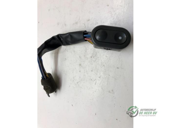 Usados Interruptor de ventanilla eléctrica Daewoo Espero 1.8 CD Precio € 10,00 Norma de margen ofrecido por Autobedrijf de Heer B.V.