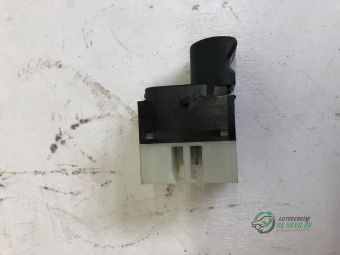 Usados Interruptor de ventanilla eléctrica Fiat Marea Weekend (185BX/CX) 1.6 SX,ELX 16V Precio € 10,00 Norma de margen ofrecido por Autobedrijf de Heer B.V.