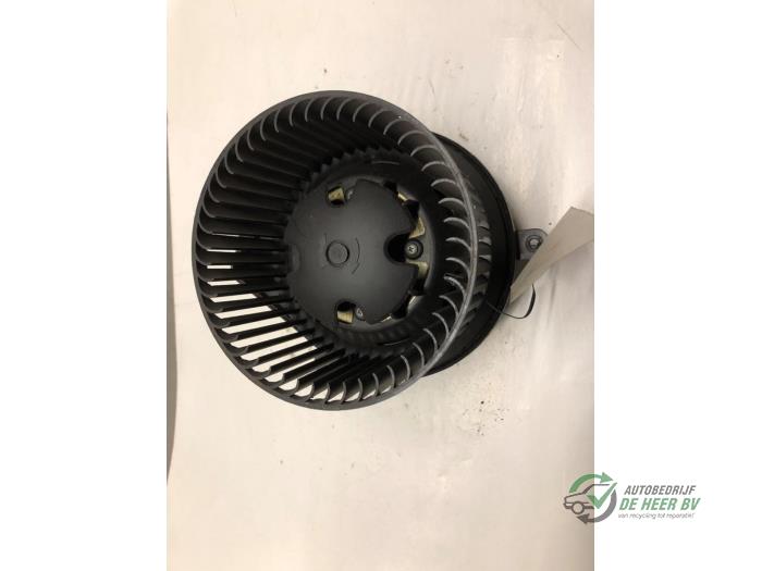 Heating and ventilation fan motor from a Renault Laguna I Grandtour (K56) 1.9 dTi 1999