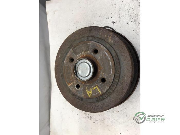 Rear brake drum from a Opel Corsa C (F08/68) 1.2 16V 2002