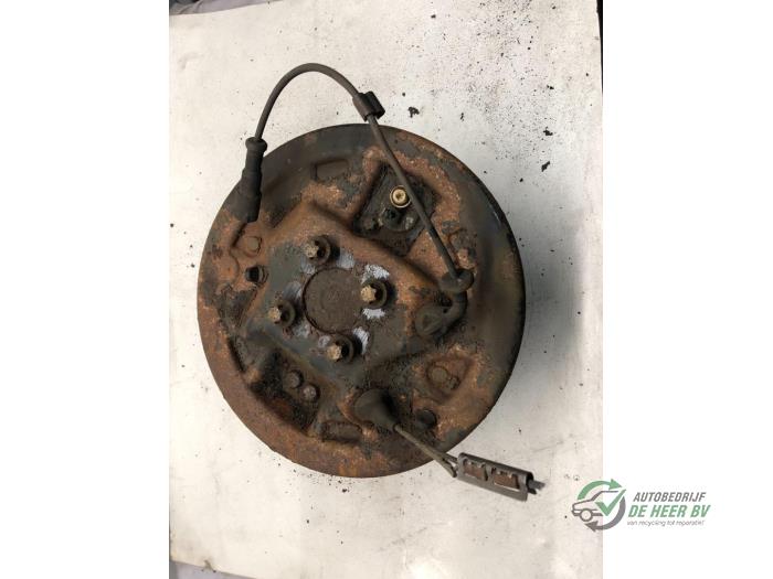 Rear brake drum from a Opel Corsa C (F08/68) 1.2 16V 2002