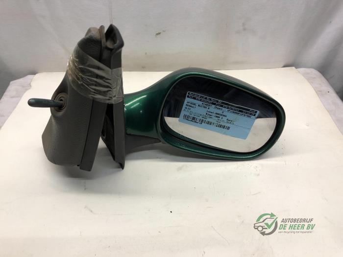 Wing mirror, right from a Renault Clio II (BB/CB) 1.2 1999