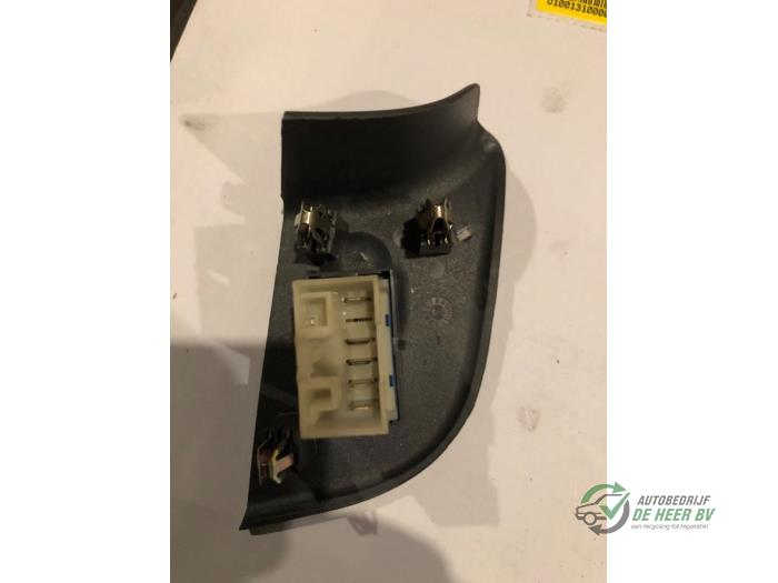 Usados Interruptor de ventanilla eléctrica Fiat Brava (182B) 1.4 S,SX 12V Precio € 10,00 Norma de margen ofrecido por Autobedrijf de Heer B.V.