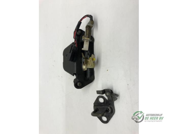 Boot lid lock mechanism from a Nissan Almera (N15) 1.4 LX,GX,S 16V 2000