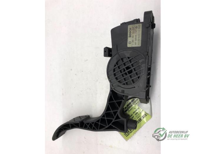 Accelerator pedal from a Skoda Fabia (6Y5) 1.9 TDi 2006