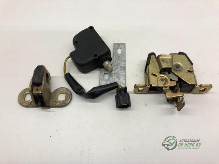 Tailgate lock mechanism from a Volvo 440 1.8 i DL/GLE 1992